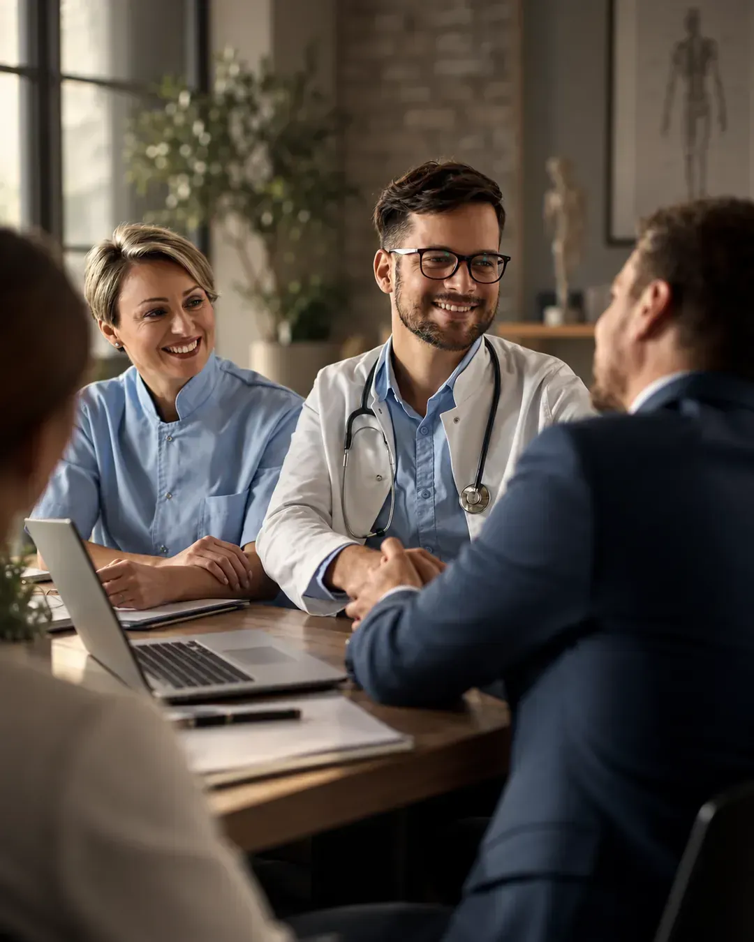 Equipe de clínica em reunião com consultor — assessoria de marketing médico e gestão comercial
